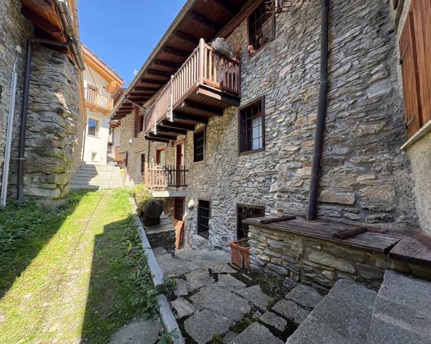 TRILOCALE  SU DUE LIVELLI