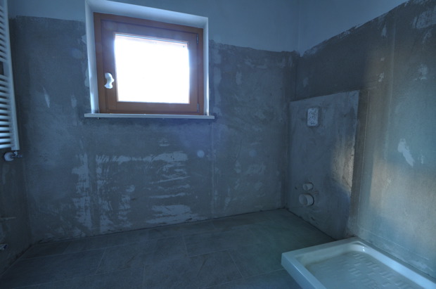 bagno con doccia e rivestimenti in ceramica da ristrutturare da ristrutturare la thuile valle d'aosta trilocale bagno con doccia e rivestimenti in ceramica