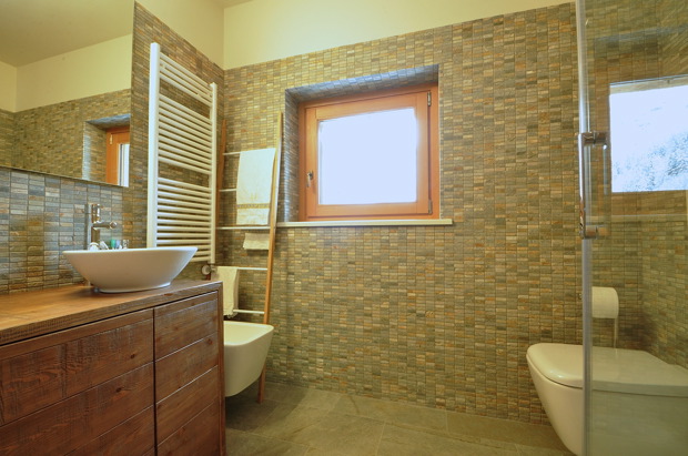 bagno con doccia e rivestimenti in ceramica ristrutturato ristrutturato la thuile valle d'aosta trilocale bagno con doccia rivestimenti in ceramica